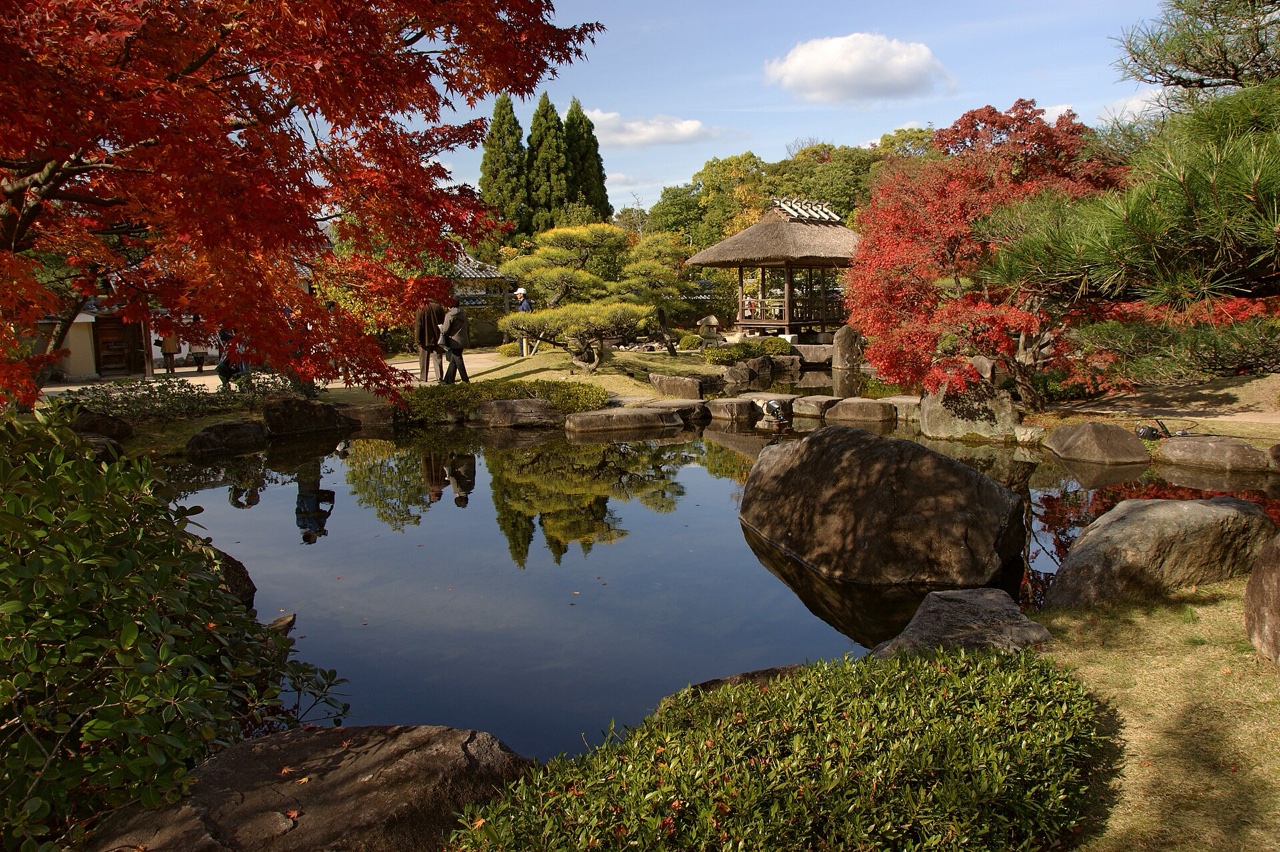 Autumn leaves, a pond and a garden pavilion at Koko-en in Himeji