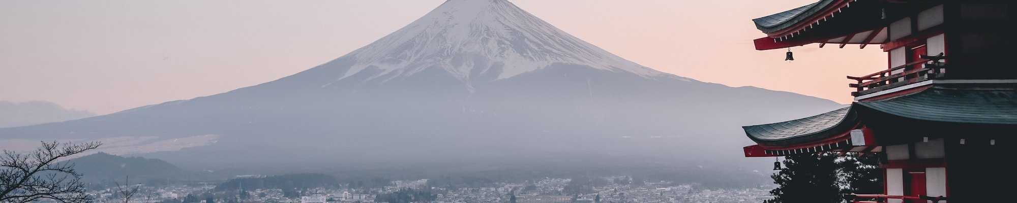 Golden route map showing Tokyo, Kyoto, Osaka, and Hiroshima